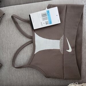 COPY - NEW Nike Girls Dri-FIT Indy Sports Bra Olive Size MediumSweat Wicking Tr…